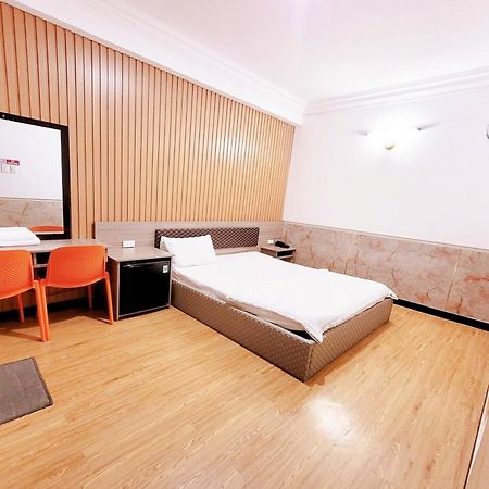 Hoang Nam Hotel Хошимин Екстериор снимка